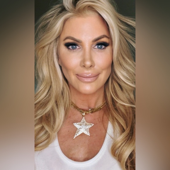 GOLD STAR NECKLACE! Comes in GOLD & SILVER…Black sold! Listing is for Gold only. - Picture 4 of 7